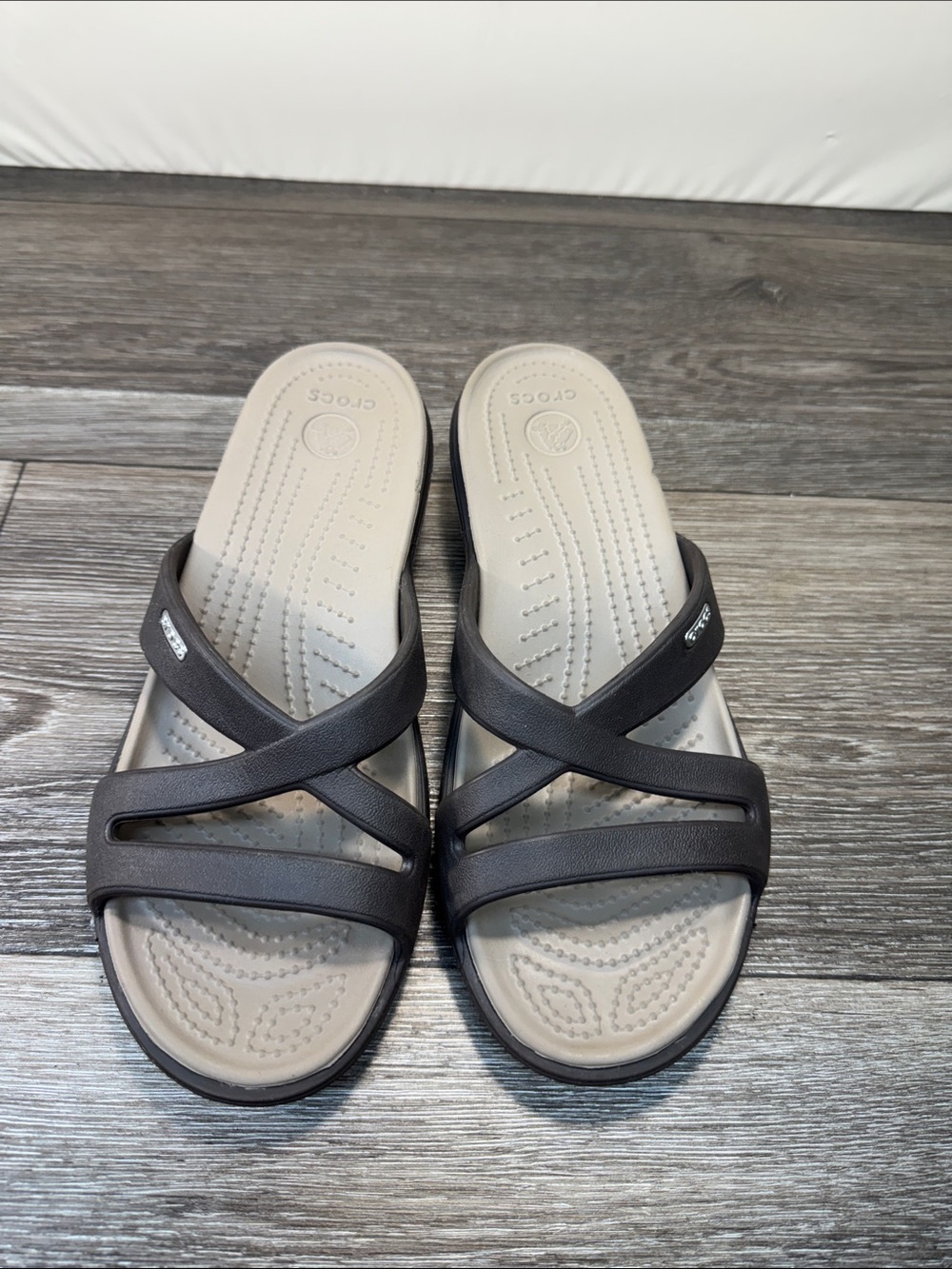 CROCS Women’s Beige Footbed Dark Brown Crossover Strap Sandals Sz 9 (h154)